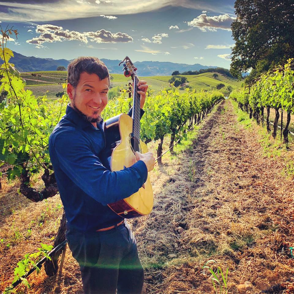 Daniel Fríes performing at a vineyard